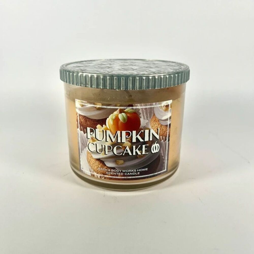 Bath & Body Works - Pumpkin Cupcake - Fall scented candle